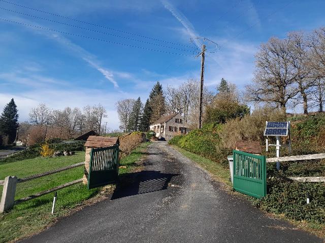 Maison à vendre à VAL-D'OIRE-ET-GARTEMPE 87320 Haute-Vienne Limousin France: Cette maison de campagne de 3 chambres avec piscine est située dans un hameau rattaché au village de Darnac dans la Haute Vienne. Darnac fait partie de la nouvelle commune de Val D'Oire et Gartempe....