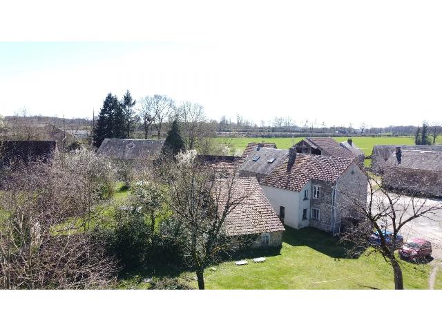 Gites-Chambres-d-hotes te koop in SAINT-PRIEST-LA-PLAINE 23240 Creuse Limousin Frankrijk: Uitzonderlijk verbouwde schuur met 2/3 gites in de gemeente Saint-Priest-la-Plaine in de Creuse.<br />
<br />
De eigenaren woonden oorspronkelijk in een van de gites en werkten geleidelijk aan aan hun droomproj...
