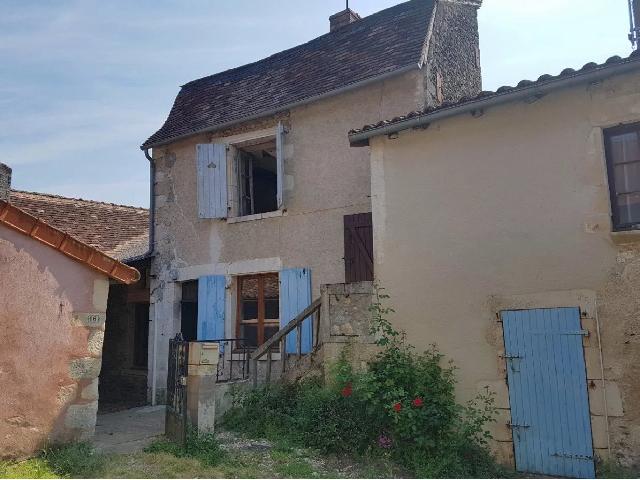 House for sale SAINT-SAVIN 86310 Vienne Poitou-Charentes France: This house to renovate is in the old centre of Saint Savin sur Gartempe, department Vienne 86. It comprises a kitchen and 2 bedrooms. The workshop-room can become easily a living room. There is also a...