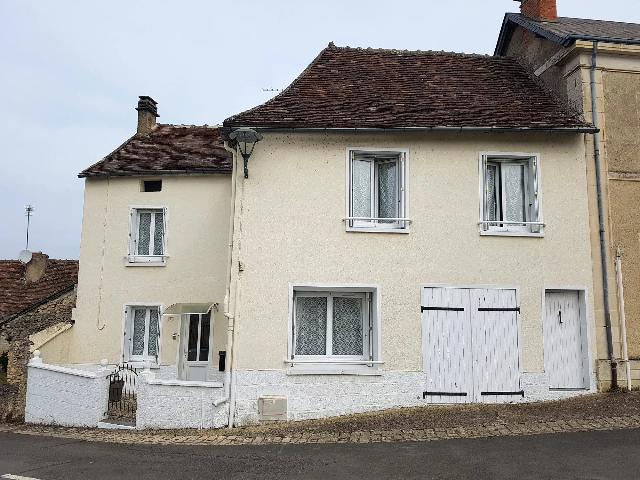 Huis te koop in BÉTHINES 86310 Vienne Poitou-Charentes Frankrijk: Dit aangename dorpshuis in goede staat is in de regio van SAINT SAVIN, Vienne 86. Het heeft een mooie binnenplaats op twee niveaus, met een fraai uitzicht over het platteland. Met drie slaapkamers en ...