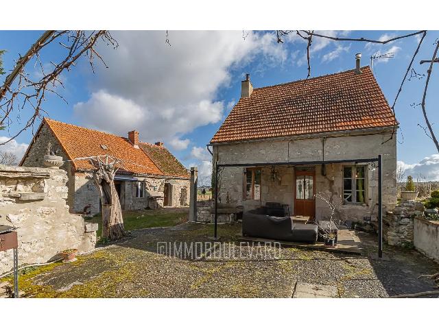 Huis te koop in TAXAT-SENAT 03140 Allier Auvergne France: Allier (03) regio Auvergne in de buurt van Charroux  een zeer rustig gelegen, meteen bewoonbaar huis met verschillende bijgebouwen en een tuin van ruim 4000m² met prachtig weids uitzicht over de omge...