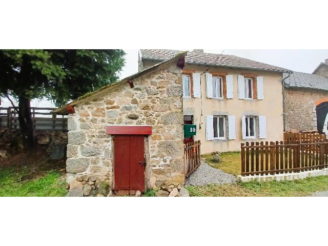 Maison à vendre à AUZANCES 23700 Creuse Limousin France: Dans la Creuse, région Limousin, près d'Auzances, une maison partiellement rénovée avec une grange (neuve, isolée, toiture) sur un terrain de 3500 m² au total.<br />
<br />
La maison comprend au rez-de-ch...