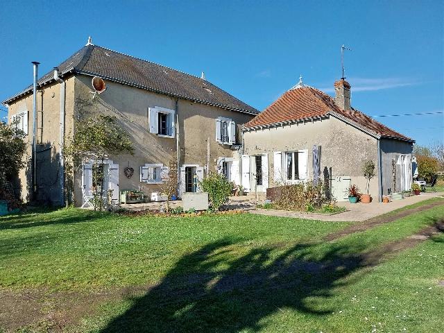 Gites-Chambres-d-hotes te koop in SACIERGES-SAINT-MARTIN 36170 Indre Centre Frankrijk: Dit prachtige huis met zwembad en grond is gelegen tussen Prissac en Saint Benoit du Sault, in het Parc Naturel de la Brenne, departement Indre 36. Het heeft 5 slaapkamers, waarvan 2 met eigen douche/...