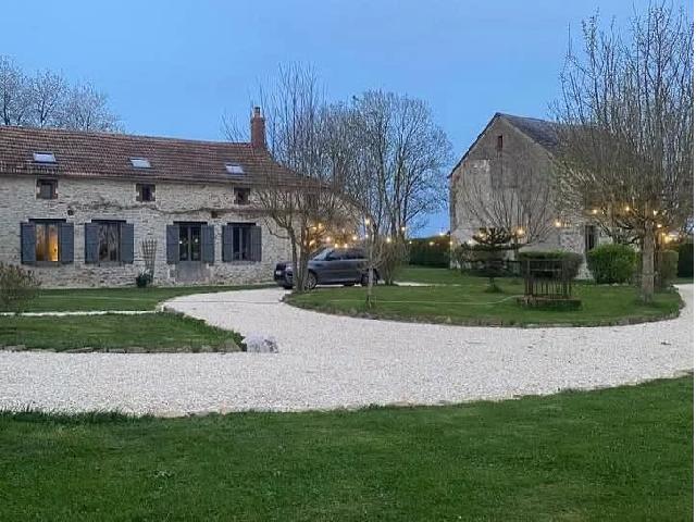 Huis te koop in BOUSSAC 23600 Creuse Limousin Frankrijk: Op een terrein van bijna 5000m² nabij Boussac in de Creuse, (Limousin) staat deze zeer smaakvol gerenoveerde oude boerderij, samen met grote schuur, werkplaats/ garage en een nog te renoveren tweede ...