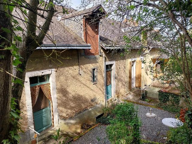 Haus zu verkaufen in ARGENTON-SUR-CREUSE 36200 Indre Frankreich. Dieses hübsche, atypische Haus steht in Argenton sur Creuse, Departement Indre 36. Es besteht aus zwei miteinander verbundenen Häusern, die viele Nutzungsmöglichkeiten bieten. Das Haus wurde an ein...