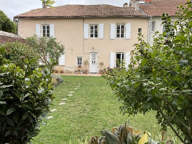 Huis te koop in CHEF-BOUTONNE 79110 Deux-Sèvres Poitou-Charentes Frankrijk: In Deux-Sèvres mooi herenhuis, garage en bijgebouw. Vanuit de half ommuurde stadstuin een open zicht op oud Chef-Boutonne. Parking op eigen terrein.<br />
<br />
Dit grote pand heeft 271 m2 bewoonbare ruimte m...