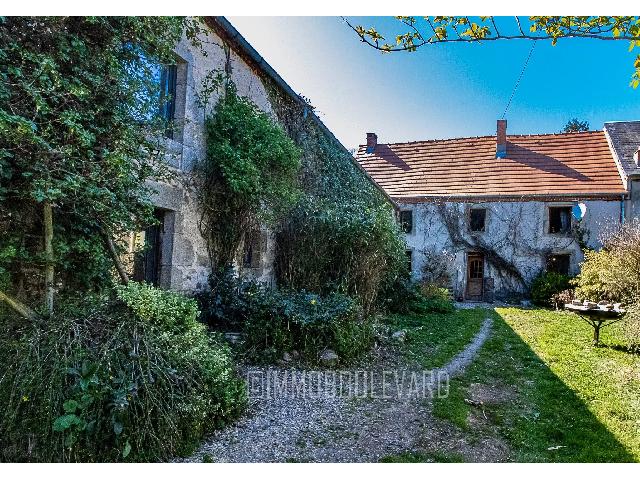 Huis te koop in MAZIRAT 03420 Allier Auvergne France: Authentiek huis met kamers en 4ha grond. In het departement Allier in de regio Auvergne, een authentiek huis dat deels dateert uit de 13e eeuw. Het dak van het huis is volledig gerenoveerd in 2023.<br />
H...