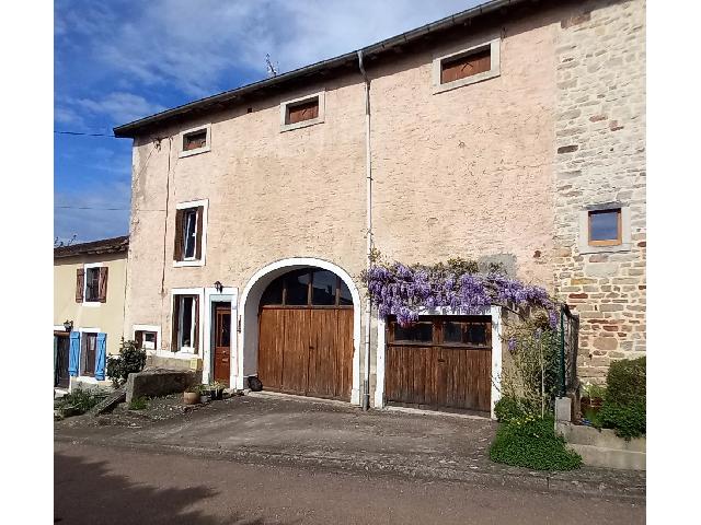 Huis te koop in FRESNES-SUR-APANCE 52400 Haute-Marne Champagne-Ardenne France: Dorpshuis, mooi gelegen in een rustige straat in het dorp Fresnes sur Apance, vlakbij het thermenstadje Bourbonne-les-Bains, een dorp met winkels en andere voorzieningen.<br />
<br />
Het huis is een tweezijdig...