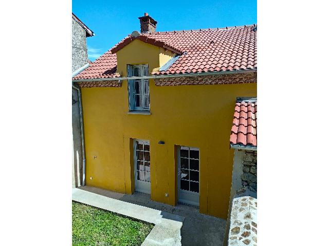 Huis te koop in MAGNAC-LAVAL 87190 Haute-Vienne Limousin Frankrijk: Volledig gerenoveerde ecologisch vriendelijke huis met 2 slaapkamers in Magnac Laval 87 is het resultaat van deskundig onderzoek, zorgvuldige voorbereiding en vakmanschap van hoge kwaliteit.<br />
<br />
Het ec...