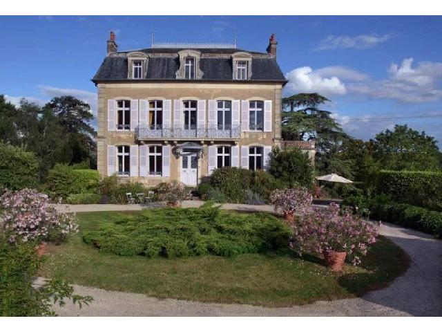 Gîtes/Chambres d'hôtes te koop in SAINT-RÉVÉRIEN 58420 Nièvre Bourgogne France: In Bourgondië (650 km van Utrecht), vlakbij het Regionale Natuurpark van de Morvan, gelegen op een dominante positie aan de zuidrand van een dorp, geniet dit prachtige 19e-eeuwse herenhuis van een ui...