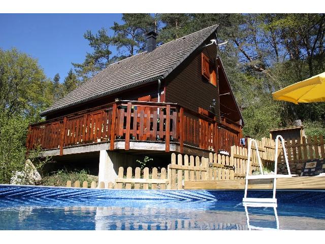 Huis te koop in BORT-LES-ORGUES 19110 Corrèze Limousin France: In de buurt van Bort-les-Orgues, een instap klaar Chalet op 500 meter afstand van een prachtig stuwmeer.<br />
<br />
Dit prachtige Chalet ligt op een helling in een heerlijk rustige wijk. Het grote stuwmeer is...
