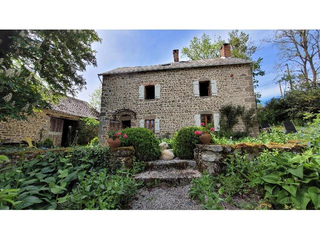Maison à vendre à AUZANCES 23700 Creuse Limousin France: Dans la Creuse, à la lisière du Puy de Dôme, dans la région du Limousin, une magnifique maison en pierre naturelle avec 2 granges spacieuses et environ 2800 m² de terrain.<br />
<br />
Au rez-de-chaussée,...