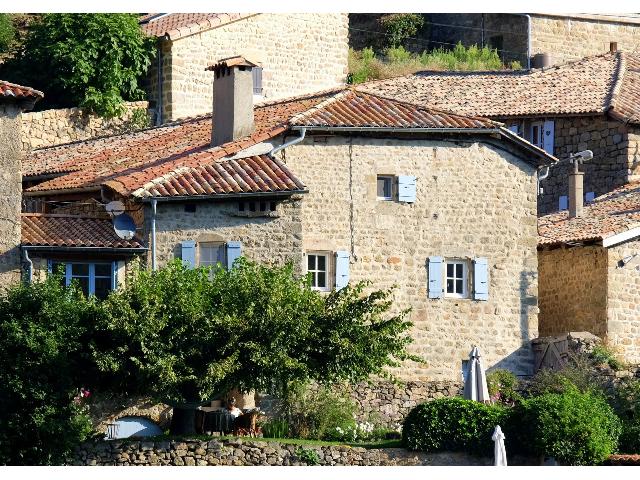 Gîtes/Chambres d'hôtes te koop in PRIVAS 07000 Ardèche Rhônes-Alpes France: Dit prachtige natuurstenen huis staat in het centrum van het ‘PARC NATUREL DES MONTS D’ARDECHE’, het “pure” hogere deel van de Ardèche, een gebied met prachtige uitzichten, beschermde lands...