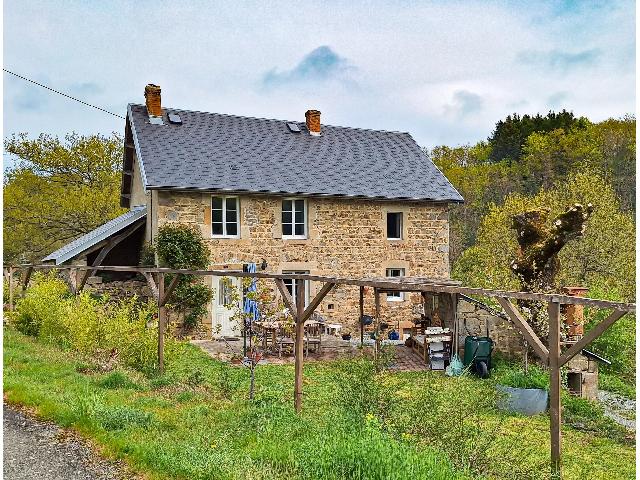 Huis te koop in SAINT-GERVAIS-D'AUVERGNE 63390 Puy-de-Dôme Auvergne France: In de Auvergne Puy de Dôme (63) staat dit charmant landelijk gelegen natuurstenen woonhuis wat geheel gerenoveerd is. Het huis ligt vrij en volledig op het zuiden gesitueerd in een klein buurtschap m...