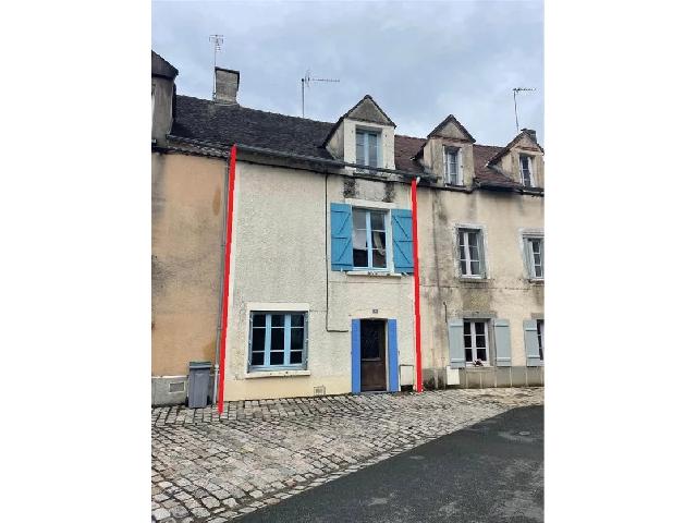 Appartment à vendre à MAGNAC-LAVAL 87190 Haute-Vienne Limousin France: Cette maison de 2 chambres à Magnac Laval 87 a beaucoup de charme et de caractère, y compris le four à pain d'origine et la cave voûtée la plus étonnante avec un accès par des marches en pierre...