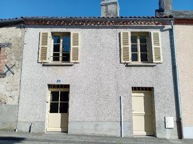 Huis te koop in MAGNAC-LAVAL 87190 Haute-Vienne Limousin Frankrijk: Dit huis, met 2 slaapkamers, in Magnac Laval 87 is volledig gerenoveerd tot een uitzonderlijk hoge standaard met behoud van alle charme en karakter passend bij de leeftijd. De eigenaren hebben hun ond...