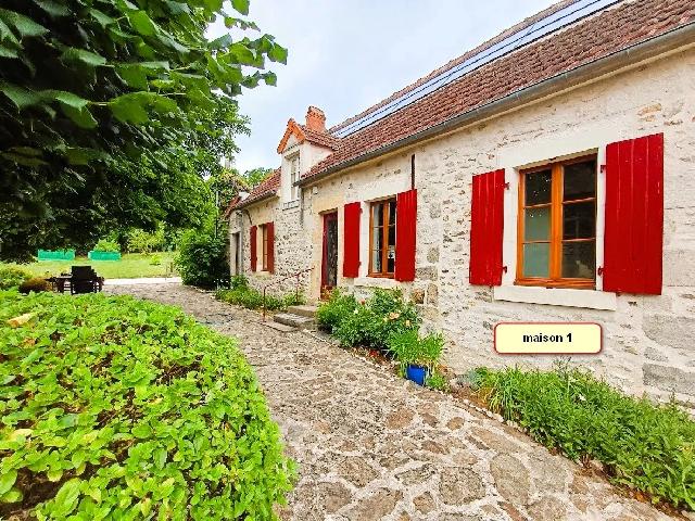 Maison &agrave; vendre &agrave;&nbsp;BOUSSAC 23600 Creuse Limousin France: Dans l'Indre, région centre, près de Vicq-Exemplet deux maisons confortable une grange située sur près de 6000m² de terrain.<br />
<br />
La maison se compose au rez-de-chaussée d'une cuisine (11,5m²), d...