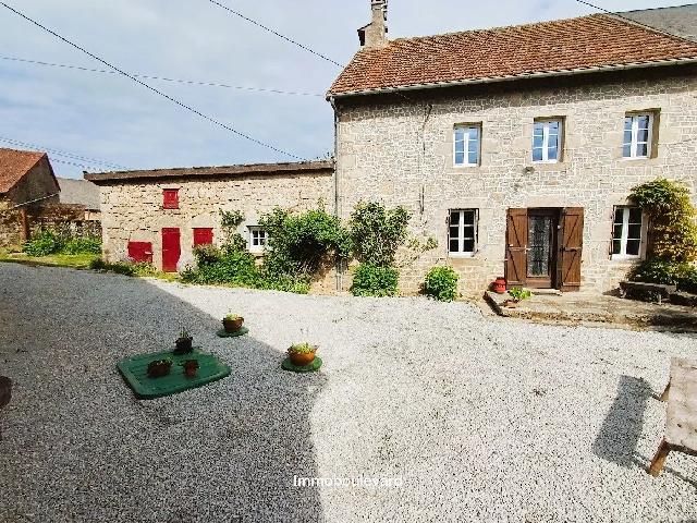Huis te koop in AUBUSSON 23200 Creuse Limousin Frankrijk: In de Creuse, regio Limousin, niet ver van Aubusson een leuk woonhuis met vele authentieke details. Verder een schuur en tuin van ongeveer 500m²<br />
<br />
Het huis heft op de begane grond een entree van ong...