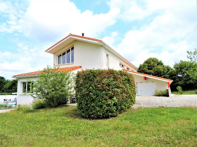 House for sale ROUZÈDE 16220 Charente Poitou-Charentes France: Villa with covered terrace, views, heated pool and garage near Golf La Prèze in the Charente, Nouvelle-Aquitaine.<br />
<br />
This beautiful spacious house from 2008 catches the light from the large and high ...