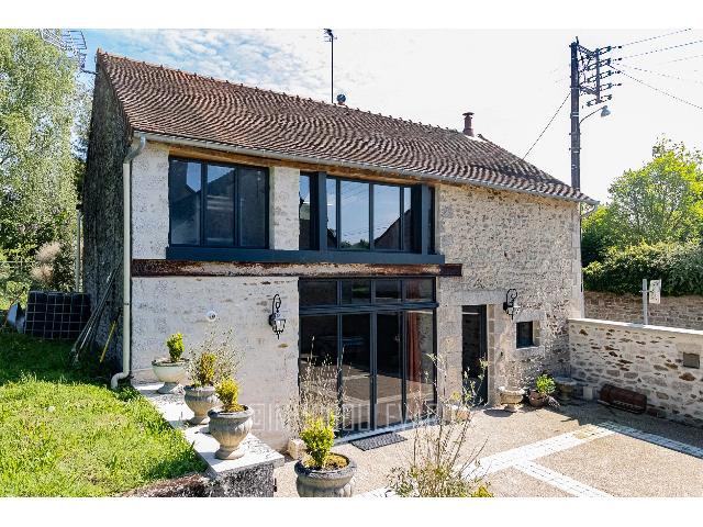 Huis te koop in BOUSSAC 23600 Creuse Limousin Frankrijk: Gelegen in het pittoreske stadje Boussac, in de Creuse, Limousin, biedt deze prachtig gerenoveerde stenen schuur de perfecte mix van moderne/industriële luxe en rustieke charme.<br />
Op slechts een korte...