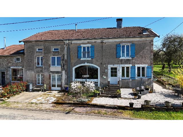 Gîtes/Chambres d'hôtes te koop in REGNÉVELLE 88410 Vosges Lorraine France: Aan de voet van de zuidelijke Vogezen, gelegen in een rustig boerendorpje, staan deze twee smaakvolle gerenoveerde huizen met mooie tuin. <br />
Gelegen op een royaal en prachtig ingericht perceel van 1.09...