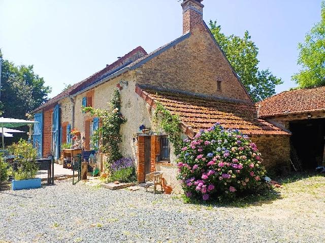 Maison à vendre à BOUSSAC 23600 Creuse Limousin France: Dans la Creuse, région Limousin, près de Boussac, 2 maisons confortables et immédiatement habitables sur un terrain de 2477m².<br />
<br />
La première maison a au rez-de-chaussée un salon spacieux (32m²...