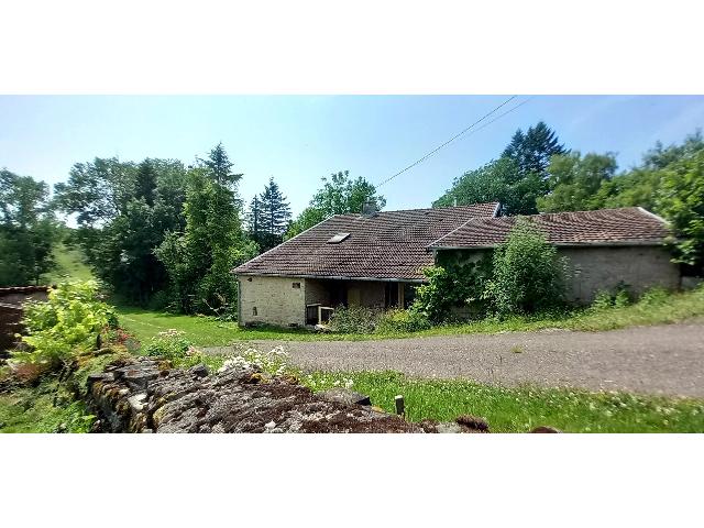 Huis te koop in LES THONS 88410 Vosges Lorraine France: Deze charmante natuurstenen fermette met kleine wijngaard en boomgaard staat in de Vogezen, in de regio Grand-Est.<br />
<br />
Bent u op zoek met het eigen gezin, met dat van vrienden of gewoon met z'n tweeën...