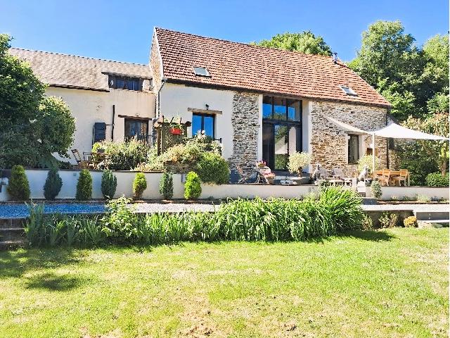 Huis te koop in PRÉVERANGES 18370 Cher Centre France: In de Cher, regio Centre en niet ver van Boussac, een prachtig gerenoveerde boerderij met tuin van ongeveer 3400m² . Veel privacy en een prachtig uitzicht over de omgeving.<br />
Deze schitterende boerder...
