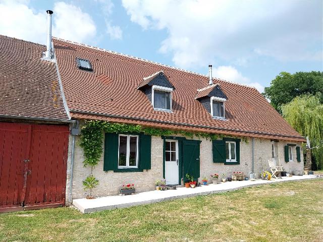 Huis te koop in MÉZIÈRES-EN-BRENNE 36290 Indre Centre France: Deze prachtige, volledig gerestaureerde boerderij is gelegen in de buurt van Mezières en Brenne in het departement Indre 36. Op de begane grond bevindt zich een grote keuken/eetkamer, een zitkamer, e...