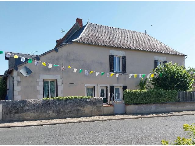 Huis te koop in PAULNAY 36290 Indre Centre France: Dit grote huis in goede staat is gelegen in het noorden van de Brenne, departement Indre 36. Op de begane grond is een keuken, een grote woonkamer, een slaapkamer, een badkamer, een toilet en een bijk...