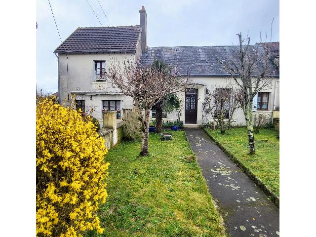 Huis te koop in PARNAC 36170 Indre Centre France: Bent u op zoek naar een comfortabele woning met veel ruimte en potentie, gelegen in een pittoresk dorpje? Deze charmante woning van 158 m² biedt maar liefst 4 slaapkamers en ligt aan de poort van het...
