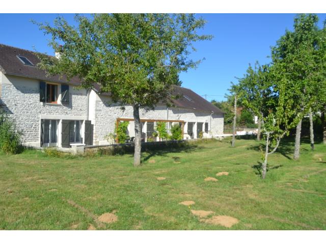 Huis te koop in MARCHESEUIL 21430 Côte-d'Or Bourgogne France: Op de grens van de Morvan en de wijnbourgogne, in het département Côte d'Or (21).<br />
<br />
Oorspronkelijk een oude boerderij, vakkundig verbouwd tot een super de luxe, moderne energiezuinige villa met apa...