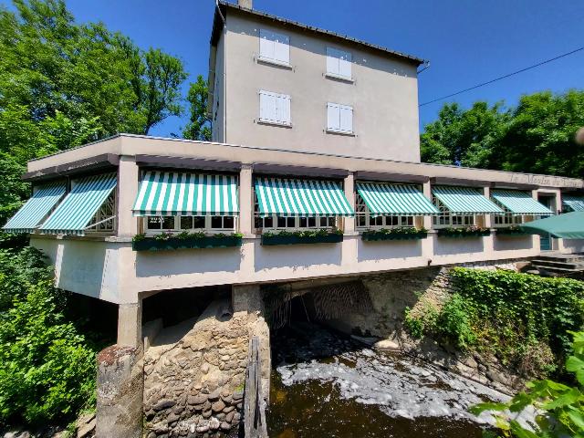 Gîtes/Chambres d'hôtes te koop in LE PÊCHEREAU 36200 Indre Centre France: Deze voormalige watermolen aan de rivier de Creuse bevindt zich nabij Argenton sur Creuse. <br />
De watermolen is in geheel verbouwd tot een zeer ruime woning met 6 verdiepingen, 8 slaapkamers, 6 badkamer...