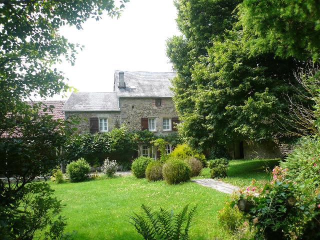 Huis te koop in FRANSÈCHES 23480 Creuse Limousin France: Prachtig luxe landhuis gerenoveerd in de Creuse met twee dependances, een werkplaats, garage en klein huis te renoveren op een terrein van 1,24 ha bevattende een grote parkeerplaats, bos (0,5ha), park...