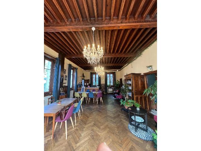 Gîtes/Chambres d'hôtes te koop in ÉVAUX-LES-BAINS 23110 Creuse Limousin France: In de Creuse, regio Limousin, in het kuuroord Evaux les Bains een karaktervol pand met appartementen, studios, restaurant en tuin.<br />
327 m² bewoonbare oppervlakte – perceel van 5.926 m² – groot v...