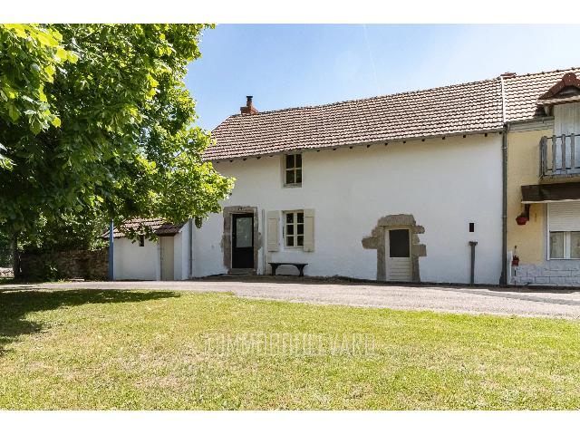 Huis te koop in MONTAIGUT-EN-COMBRAILLE 63700 Puy-de-Dôme Auvergne France: Op zoek naar een charmante woning in een rustige, landelijke omgeving? Deze lichte en gezellige starterswoning is ideaal voor een alleenstaande, stel of als tweede huis. In een klein gehucht op korte ...