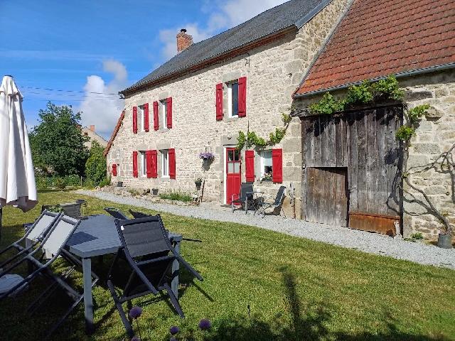Huis te koop in CHÉNÉRAILLES 23130 Creuse Limousin France: In de Creuse, regio  Limousin, vlakbij Chenerailles een geheel gerenoveerde fermette met schuur en 4800m² grond<br />
Deze originele fermette is geheel gerenoveerd met behoud van diverse originele details...