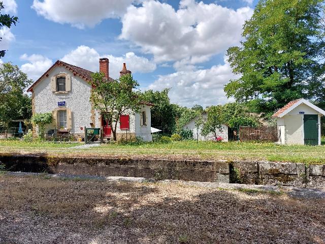 Huis te koop in ÉPINEUIL-LE-FLEURIEL 18360 Cher Centre France: Op een bijzondere plek in de Cher, tegen de grens met de Allier, een voormalig<br />
sluiswachtershuis met ezelstal en wachthuisje aan het Canal de Berry (niet meer in gebruik)<br />
op 3000 m2 grond.<br />
<br />
Dit sl...