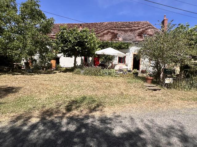Huis te koop in MONTARON 58250 Nièvre Bourgogne France: In een gehucht van 3 huizen aan een doodrustig landweggetje, een leuke fermette met ruim 2.000 m² terrein.<br />
<br />
Entrée-woonkeuken, mooie tomettes op de vloer en een origineel balkenplafond, slaapkamer...