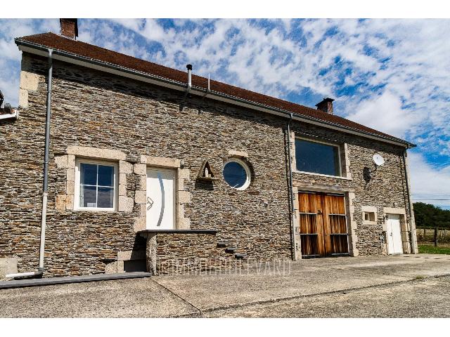 Huis te koop in LALIZOLLE 03450 Allier Auvergne France: In Lalizolle – Ruimte, comfort en karakter!<br />
<br />
Woonoppervlakte: 192 m²<br />
Perceel: 1213m²<br />
<br />
Het sleutelwoord voor dit prachtige natuurstenen huis? Ruimte!<br />
Gelegen in het rustige en groene hart van...