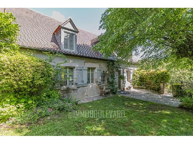 Gîtes/Chambres d'hôtes te koop in BOUSSAC 23600 Creuse Limousin France: Uniek en stijlvol ingericht huis met uitzicht op het kasteel van Boussac, in de Creuse, Limousin<br />
Bent u op zoek naar een bijzonder pand in een idyllische omgeving? Dit prachtige, ruime huis met uitzi...