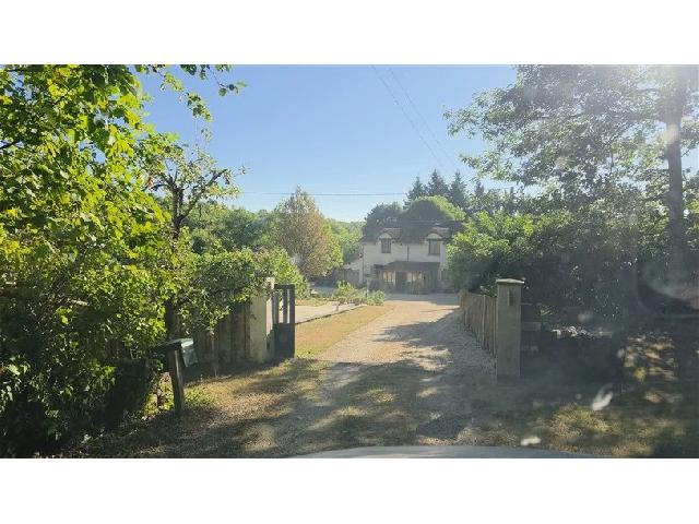 Gites-Chambres-d-hotes te koop in AVAILLES-LIMOUZINE 86460 Vienne Poitou-Charentes Frankrijk: Dit werkelijk unieke en prachtige huis met zwembad is gelegen aan een doodlopende weg nabij Availles Limouzine in de Vienne (86), Nouvelle Aquitaine. Dit indrukwekkende huis met 5 slaapkamers, smaakvo...