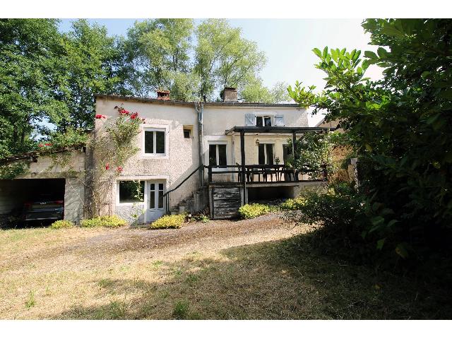 Huis te koop in PASSAVANT-LA-ROCHèRE 70210 Haute-Saône Franche-Comté France: In een prachtig bosrijk gebied, op korte afstand van de wereldberoemde glasblazerij La Rochère, staat deze charmante vrijstaande woning met drie slaapkamers. Gelegen aan een idyllisch beekje, omgeven...