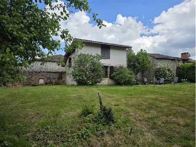 Huis te koop in&nbsp;SAINT-CHRISTOPHE 16420 Charente Poitou-Charentes Frankrijk: Huis met 5 slaapkamers, te renoveren huizen en schuren en tuinen in een klein gehuchtje in de buurt van St Christophe in de Charente, departement 16.<br />
<br />
Dit bedrieglijk ruime gehucht (het waren 2 huiz...