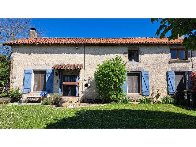 Appartement te koop in NÉRIGNAC 86150 Vienne Poitou-Charentes France: Huis met ruime living, 3 slaapkamers, fijne tuin en stenen schuur in dorp in de Vienne. Landelijke omgeving met meren.<br />
<br />
Dit leuke huis is geschikt voor een gezin, maar ook als vakantiehuis om met fa...