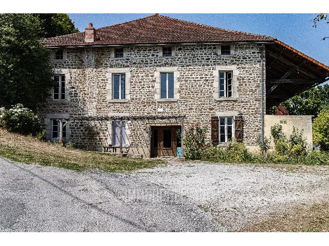 Gîtes/Chambres d'hôtes te koop in AUZANCES 23700 Creuse Limousin France: Authentieke boerderij met 22 ha grond in de creuse Limousin (23)<br />
In een klein gehucht op enkele minuten van Auzances, ligt deze karaktervolle boerderij uit 1925. Het woonhuis biedt ca. 295 m² woonru...