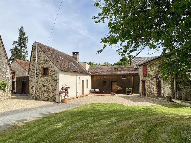 Huis te koop in MAGNAC-LAVAL 87190 Haute-Vienne Limousin France: Vrijstaand huis met zwembad en gîte, gelegen in een goed onderhouden tuin in een klein gehucht net buiten Magnac Laval in de Haute Vienne 87.<br />
<br />
Zowel het huis als de gîte hebben veel van hun ouderw...