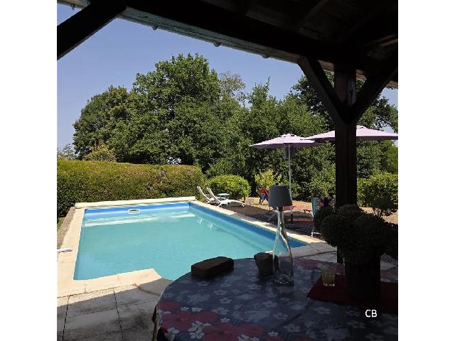 Huis te koop in VAULRY 87140 Haute-Vienne Limousin Frankrijk: Deze vrijstaande woning in een gehucht met een groot zwembad en tuin staat in een klein gehucht aan de rand van Vaulry, in de Haute-Vienne (87).<br />
<br />
De huidige eigenaren hebben de woning meer dan 20 ja...