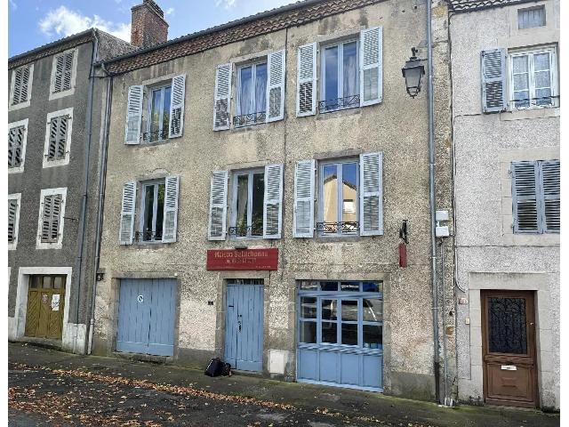 Gîtes/Chambres d'hôtes te koop in BELLAC 87300 Haute-Vienne Limousin France: Prachtig huis met 8 slaapkamers en zakelijk potentieel in Bellac in de Haute Vienne, Nouvelle Aquitaine.<br />
Het wordt momenteel geëxploiteerd als een zeer stijlvolle en succesvolle bed & breakfast, maa...