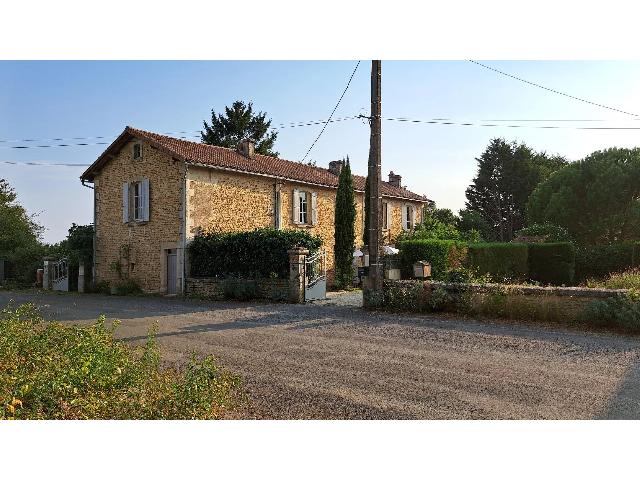 Huis te koop in SAINT-COUTANT 79120 Deux-Sèvres Poitou-Charentes France: Karakteristiek, gemoderniseerd huis op 2012 m2 grond met vrij uitzicht in rustige omgeving nabij Melle in Deux-Sèvres, Nouvelle Aquitaine. <br />
<br />
Dit vrijgelegen, ruime huis heeft veel mogelijkheden. Er...
